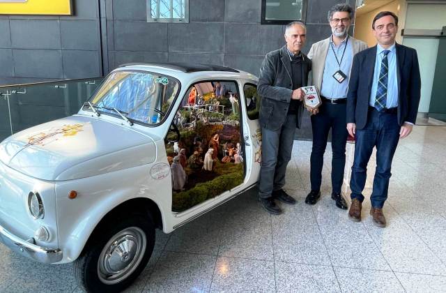 Aeroporto di Catania: inaugurato presepe di Caltagirone all’interno di una storica Fiat 500